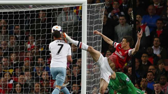 Matthew Jarvis jebol gawang Arsenal dalam lanjutan Liga Premier yang dihelat di Emirates Stadium [Reuters/Eddie Keogh]