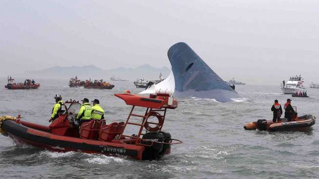 284 Penumpang Feri Sewol Belum Ditemukan