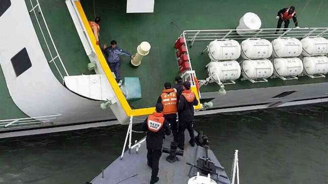 Kapal penumpang Sewol tenggelam di peraian Korea Selatan, Kamis (16/4). [Reuters/Yonhap]  