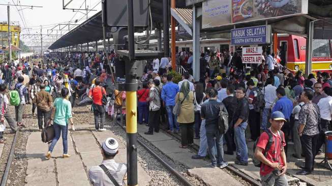 Ratusan penumpang KRL Commuter Line berunjukrasa dengan menahan kereta Argo Parahyangan yang melintas di stasiun Bekasi, Kamis (17/4). [Antara/Paramayuda]