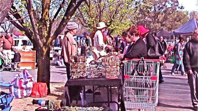 Suatu Pagi di Pasar Loak Canberra