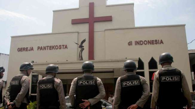 Polisi bersiap memeriksa setiap sudut gereja Pantekosta di jalan Rajawali, Surabaya, Jawa Timur, Kamis (17/4). [Antara/Suryanto]