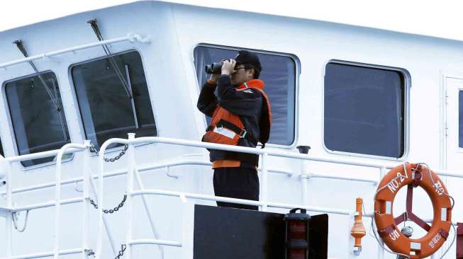 Pencarian ratusan penumpang kapal Sewol yang tenggelam terus dilakukan di perairan Korea, Kamis (17/4). [Reuters/Yonhap]