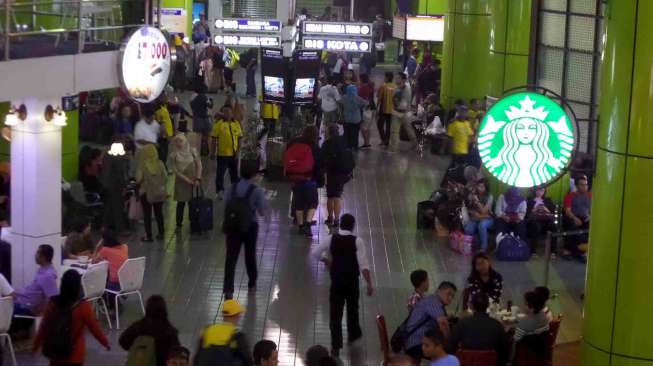 Situasi penumpang kereta api di Stasiun Gambir, Jakarta, Kamis (17/9). Stasiun Gambir menjual 26.000 kursi untuk 55 keberangkatan tujuan ke seluruh pulau Jawa. [suara.com/Bagus Santosa]