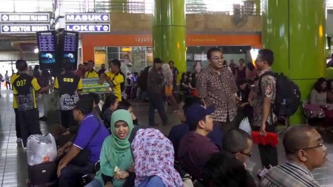 Situasi penumpang kereta api di Stasiun Gambir, Jakarta, Kamis (17/9). Stasiun Gambir menjual 26.000 kursi untuk 55 keberangkatan tujuan ke seluruh pulau Jawa. [suara.com/Bagus Santosa]