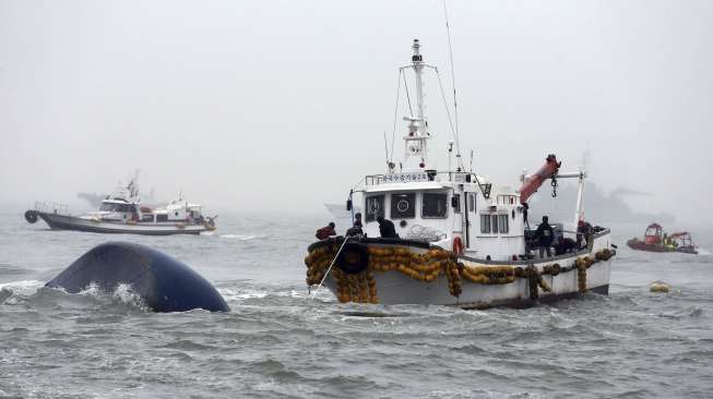 Tidak Ada Lagi Badan Feri Sewol yang Tampak di Permukaan