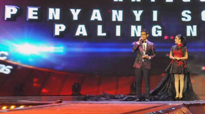 Afgan Syahreza memenangkan Kategori Penyanyi Solo Pria Paling Ngetop pada malam penganugrahan SCTV Music Awards 2014 di Hall D Kemayoran, Jakarta, Kamis (17/4). [suara.com/Adrian Mahakam]