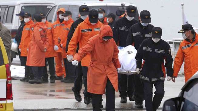 Tim penyelamat membawa korban tenggelamnya kapal feri Sewol di perairan Korea Selatan, Jumat (18/4). [Reuters/Yonhap]