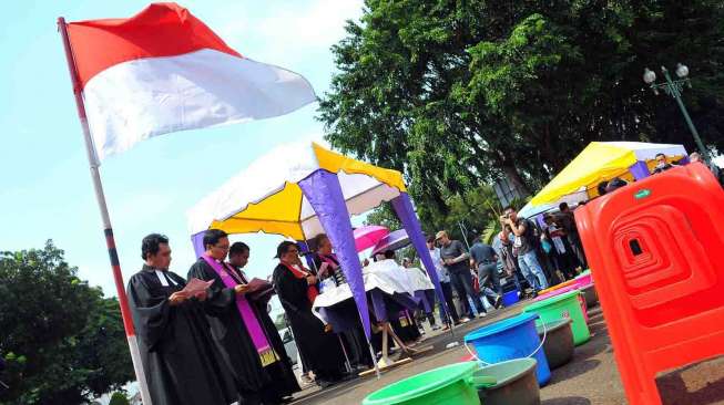 Jemaat GKI Yasmin dan HKBP Filadelfia beribadah memperingati Jumat Agung di depan Istana merdeka Jakarta, Jumat (18/4). [suara.com/Adrian Mahakam]