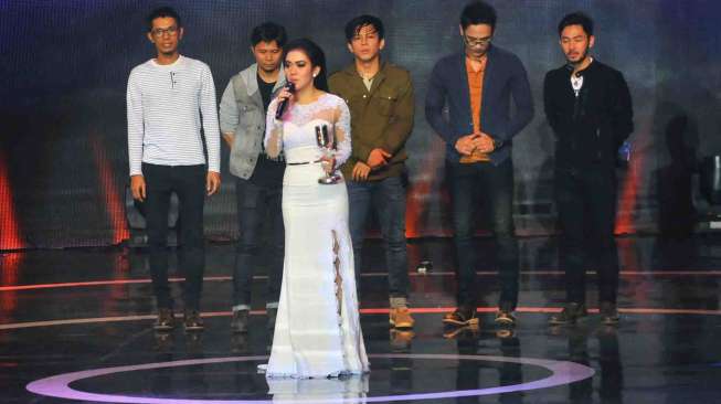 Syahrini memegang Piala SCTV Music Awards 2014 usai memenangkan Kategori penyanyi solo wanita Paling Ngetop pada malam penganugrahan SCTV Music Awards 2014 di Hall D Kemayoran, Jakarta, Kamis (17/4). [suara.com/Adrian Mahalam]