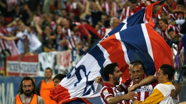 Pemain Atletico Madrid Joao Miranda (kedua dari kiri) merayakan golnya ke gawang Elche dalam laga La Liga di Vicente Calderon, Sabtu (19/4). (Reuters/Juan Medina)