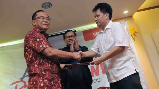 Komunitas Alumni ITB mendeklarasikan dukungan mereka kepada Gubernur DKI Jakarta Joko Widodo untuk menjadi Presiden RI 2014-2019 di Jakarta, Sabtu (19/4). [suara.com/Adrian Mahakam]