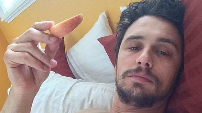 James Franco Pamer Selfie di Tempat Tidur