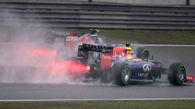 Pebalap Red Bull Daniel Ricciardo (kanan) di sirkuit Grand Prix Shanghai, Cina, Jumat (19/4). [Reuters/Aly Song]