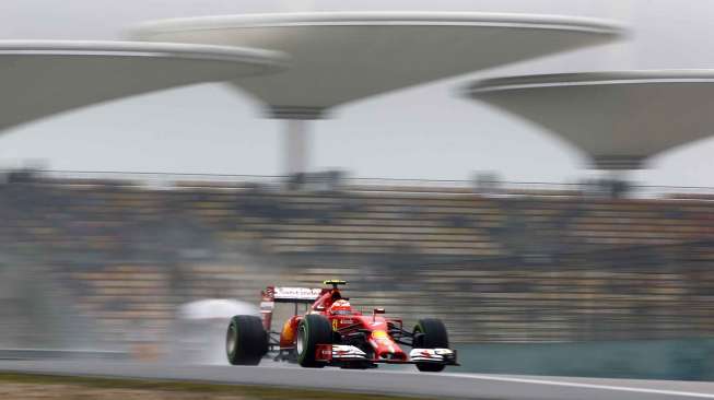 Pebalap Ferrari Kimi Raikkonen di sirkuit Grand Prix Shanghai, Cina, Sabtu (19/4). [Reuters/Carlos Barria]