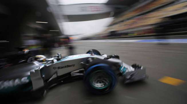 Pebalap Mercedes Lewis Hamilton di sirkuit Grand Prix Shanghai, Cina, Sabtu (19/4). [Reuters/Carlos Barria]