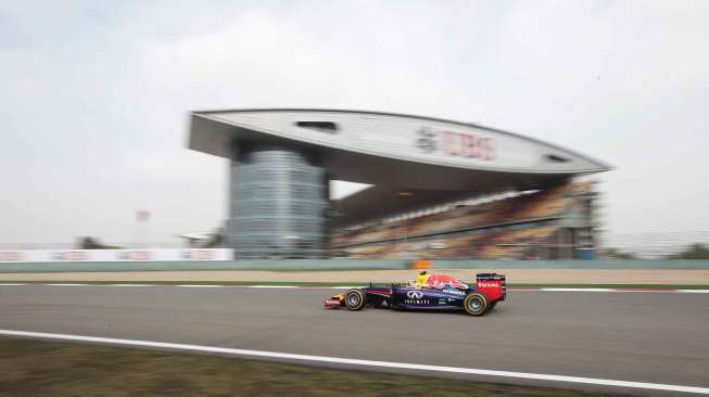 Pebalap Red Bull Daniel Ricciardo di sirkuit Grand Prix Shanghai, Cina, Jumat (18/4). [Reuters/Aly Song]