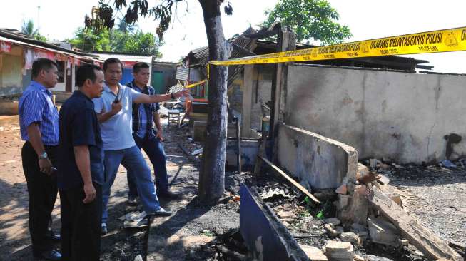 Kebakaran kafe remang di Kompleks sanggar MEBA Jalan Kramat Duri, Bambu Apus Jakarta, Sabtu (19/4). [suara.com/Adrian Mahakam]