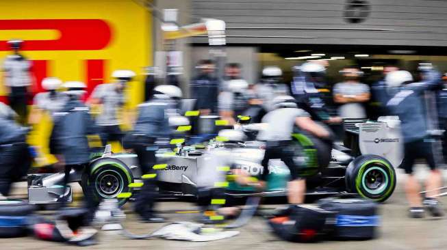 Pebalap Mercedes Lewis Hamilton saat memasuki pit di sirkuit Grand Prix Shanghai, Cina, Sabtu (19/4). [Reuters/Suki Srdjan]