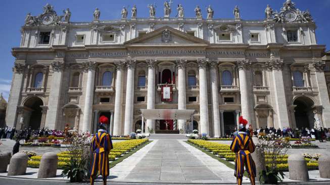 Situasi di Basilika Santo Petrus saat Misa Paskah, Minggu (20/4/2014) dipimpin Paus Fransiskus.  Dalam pesannya Paus menyerukan agar konflik di Suriah, Ukraina dan Afrika segera diakhiri. (Reuters/Tony Gentile)