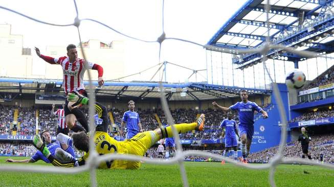 Pemain Sunderland Connor Wickham (kedua dari kiri) mencetak gol ke gawang Chelsea guna menyamakan kedudukan 1-1 di menit ke-18. (Reuters/Toby Melville) 