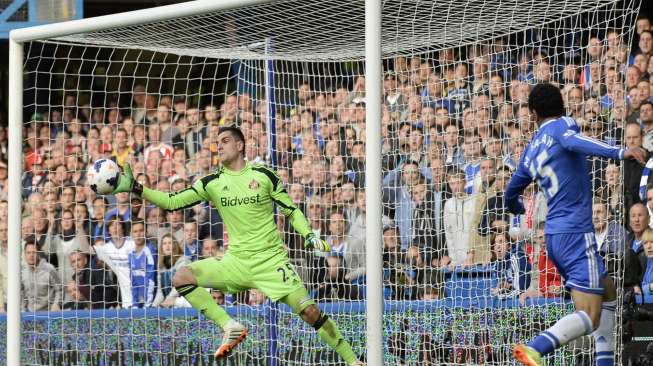 Kiper Sunderland Vito Mannone menyelamatkan gawangnya dari usaha pemain Chelsea Mohamed Salah. (Reuters/Philip Brown)