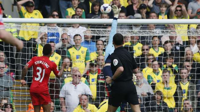 Raheem Sterling saat mencetak gol keduanya ke gawang Norwich [Reuters/Stefan Wermuth]