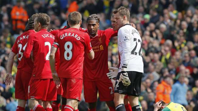 Pemain Liverpool rayakan kemenangan atas Norwich City di Carrow Road [Reuters/Stefan Wermuth]