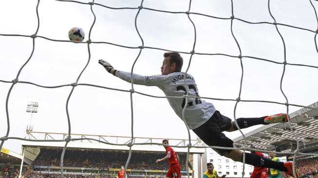 Kiper Liverpool Mignolet gagal menghentikan bola tandukan Robert Snodgrass [Reuters/Stefan Wermuth]