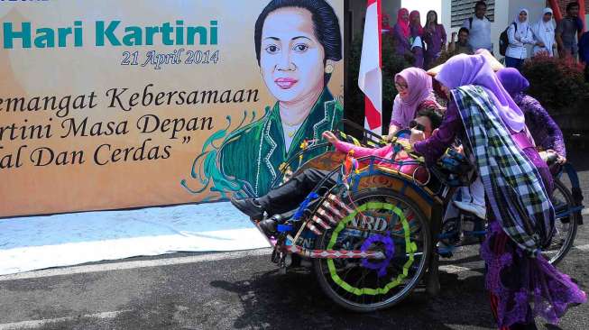 Sejumlah ibu-ibu mendorong becak saat lomba adu kecepatan genjot becak di Tegal, Jateng, Senin (21/4). [Antara/Oky Lukmansyah]