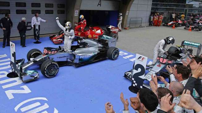 Pebalap tim Mercedes Lewis Hamilton berhasil menjadi juara di ajang Grand Prix Formula 1 di Cina, Minggu (20/4). [Reuters/Carlos Barria] 