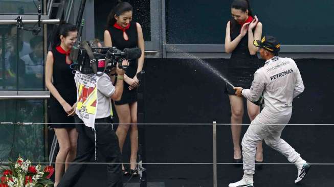 Pebalap tim Mercedes Lewis Hamilton berhasil menjadi juara di ajang Grand Prix Formula 1 di Cina, Minggu (20/4). [Reuters/REUTERS/Aly Song ] 