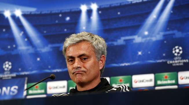 Pelatih Chelsea Jose Mourinho hadiri konferensi pers jelang leg pertama semifinal Liga Champions di stadion Vicente Calderon [Reuters/Darren Staples]