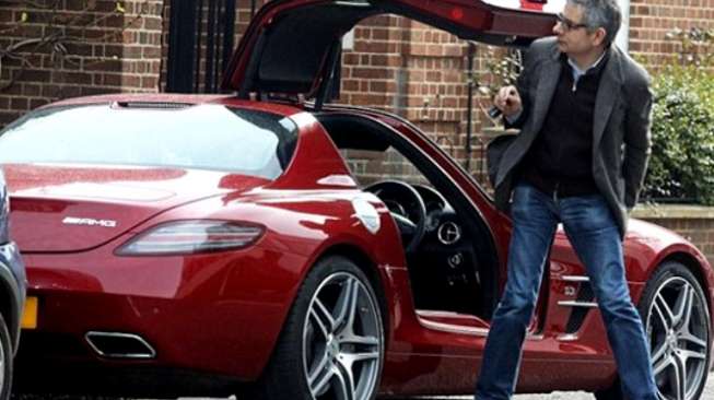 Rowan Atkinson dan Mercedes Benz SLS-nya. (Extravaganzi.com)