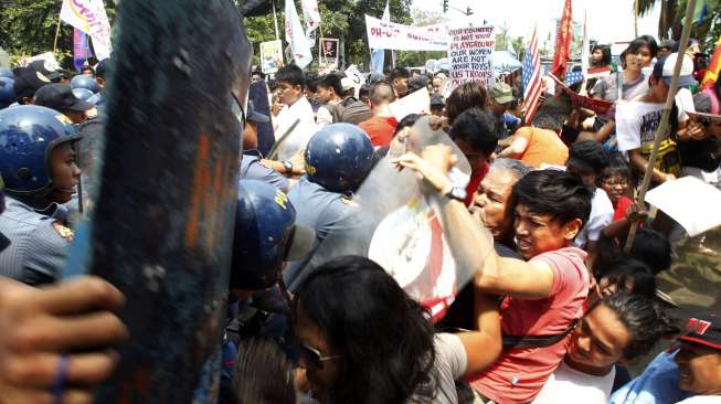 Bentrokan antara demonstran dan polisi anti huru-hara dalam unjuk rasa menentang kedatangan Presiden Amerika Serikat Barack Obama di depan Kedubes Amerika Serikat di Manila, Filipina, (23/4). (Reuters/Romeo Ranoco)