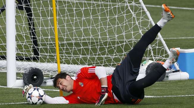 Kiper Real Madrid Iker Casillas juga melakukan latihan menangkap bola saat klub melakukan latihan di Valdebebas menjelang pertandingan melawan Bayern Munich. (Reuters/Andrea Comas)  