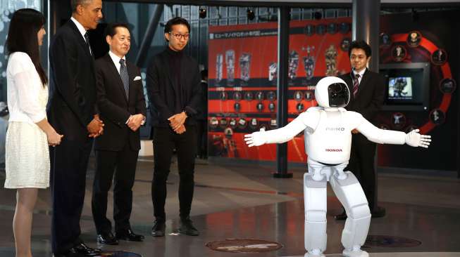 Obama Main Bola dengan Robot Jepang