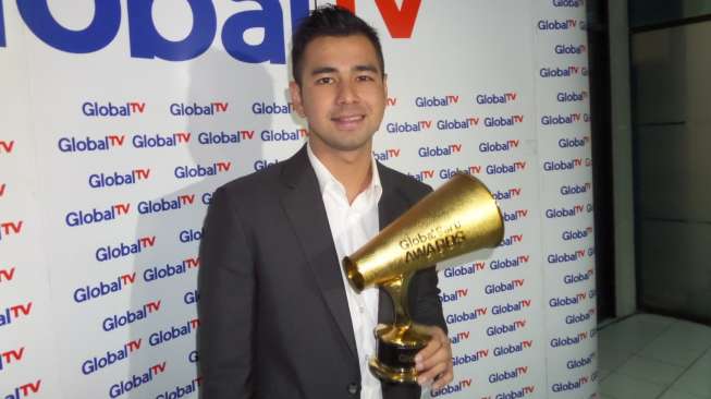 Raffi Ahmad raih penghargaan Presenter Paling Seru di ajang Global Seru Awards 2014 (Suara.com/Ismail)