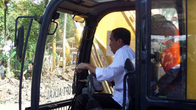 Gubernur DKI Jakarta Joko Widodo (Jokowi) meninjau pembangunan Waduk Brigif di Jalan Haji Aselih, Cipedak, Jagakarsa Selatan, Kamis (24/4). [suara.com/Bagus Santosa]