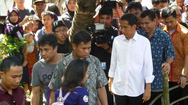 Gubernur DKI Jakarta Joko Widodo (Jokowi) meninjau pembangunan Waduk Brigif di Jalan Haji Aselih, Cipedak, Jagakarsa Selatan, Kamis (24/4). [suara.com/Bagus Santosa]