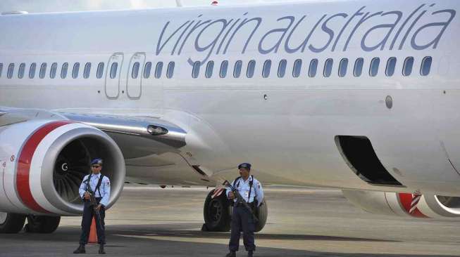 Personel TNI AU berjaga di samping pesawat Virgin Australia, menyusul adanya informasi pembajakan, setibanya di Bandara Ngurah Rai, Denpasar, Jumat (25/4). [Antara/Nyoman Budhiana]