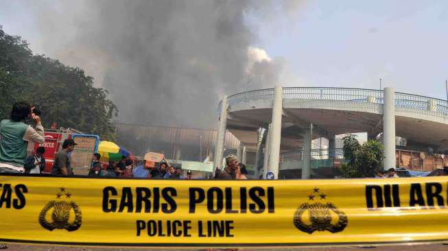 Kebakaran di Blok III pasar Senen Jakarta, Jumat (25/4).  [suara.com/Adrian Mahakam]