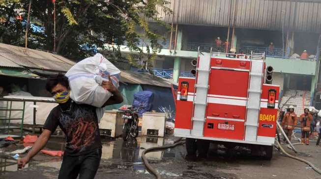 Kebakaran di Blok III pasar Senen Jakarta, Jumat (25/4).  [suara.com/Adrian Mahakam]