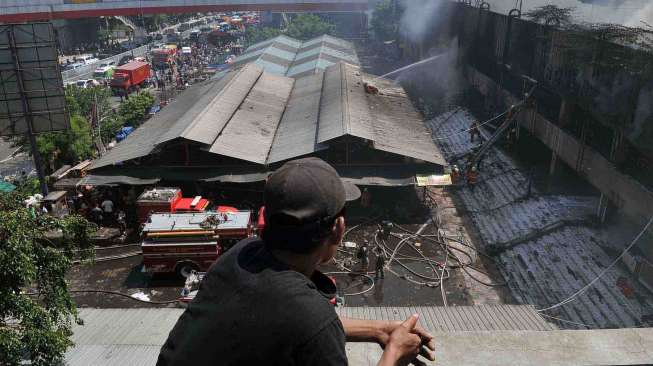 Kebakaran di Blok III pasar Senen Jakarta, Jumat (25/4).  [suara.com/Adrian Mahakam]