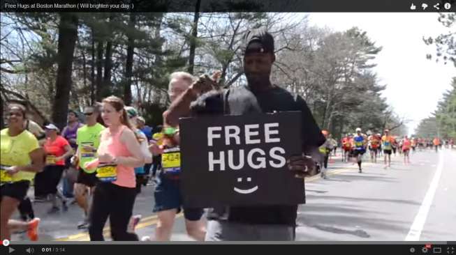 Video: Lelaki Ini Dipeluk Sebagian Peserta "Boston Marathon"