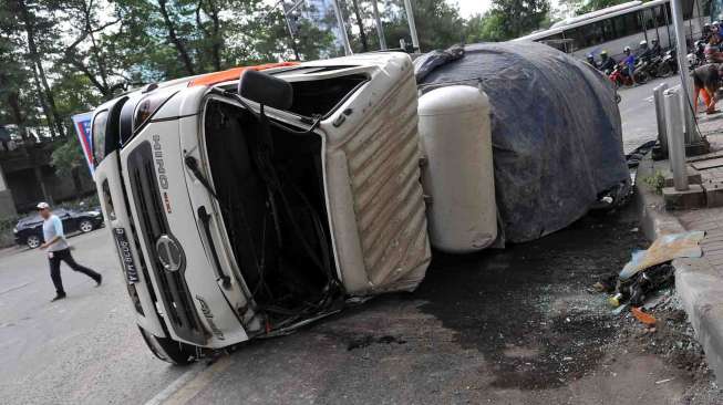 Foto: Truk Molen Terguling