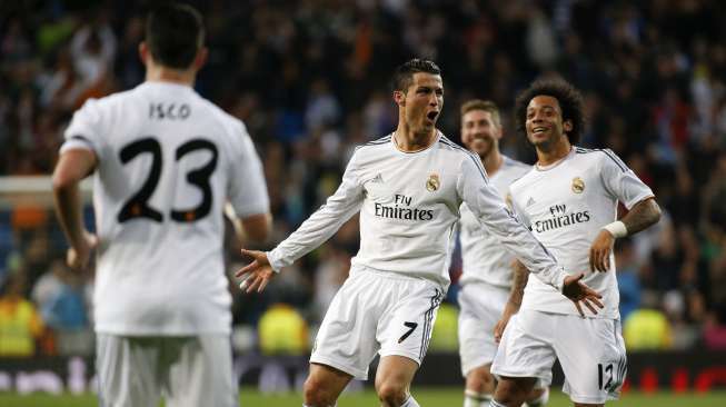 Selebrasi pemain Real Madrid Cristiano Ronaldo bersama rekan timnya usai mencetak gol ke gawang Osasuna pada laga La Liga di Santiago Bernabeu, (27/4). (Reuters/Andrea Comas)