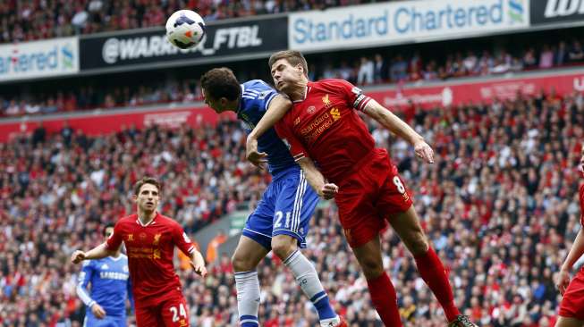 Kapten Liverpool Steven Gerrard (kiri) berebut bola dengan Nemanja Matic dalam lanjutan Liga Premier antara Liverpool vs Chelsea yang dihelat di Anfield [Reuters/Darren Staples]