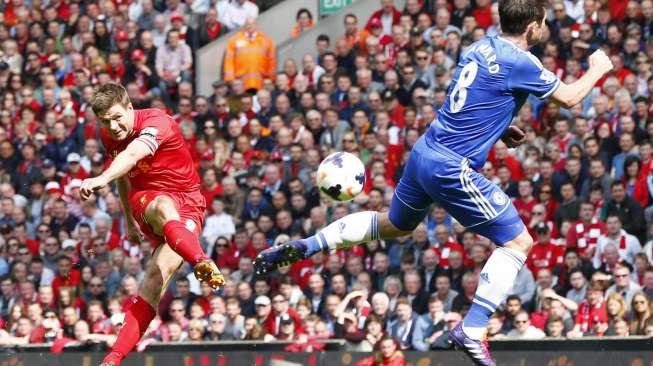 Steven Gerrard melepaskan tembakan ke arah gawang Chelsea yang dikawal Mark Schwarzer [Reuters/Darren Staples]