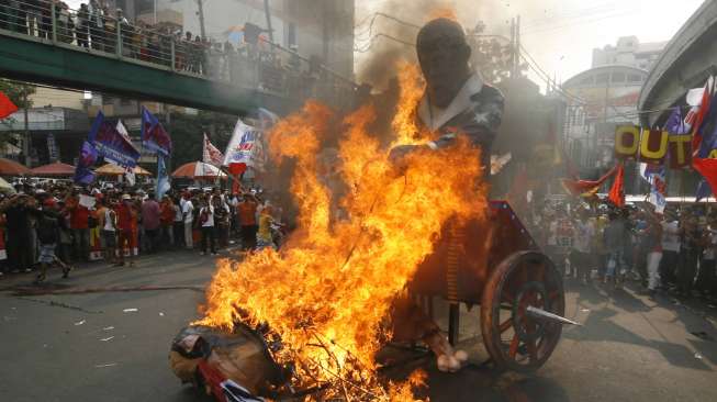 Tolak Pakta Pertahanan dengan AS, Aktivis Filipina Bakar Patung Obama